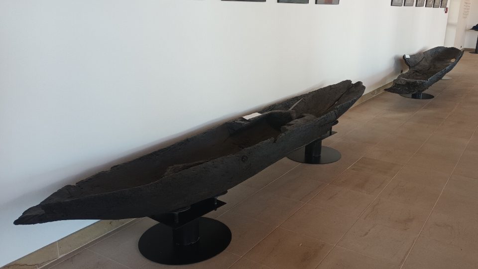 Lodě vyrobené z jednoho kmene se našly v korytě řeky Moravy