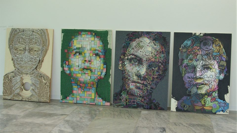 V hořické galerii plastik při instalaci výstavy z tvorby Ivany Štenclové