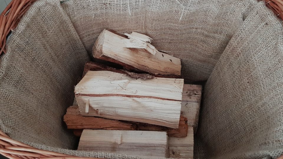 Nejlepší dřevo na topení je tvrdé a suché | foto: Irena Šarounová, Český rozhlas Nejlepší dřevo na topení je tvrdé a suché