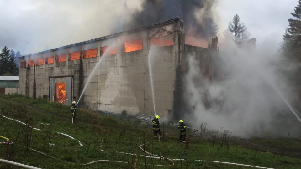 Požár zachvátil halu plnou sena v Bartošovicích v Orlických horách