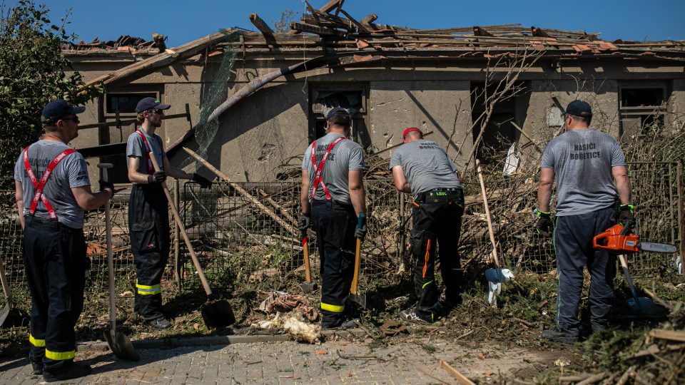 V několika moravských obcích pokračuje likvidace škod způsobených nedávným tornádem