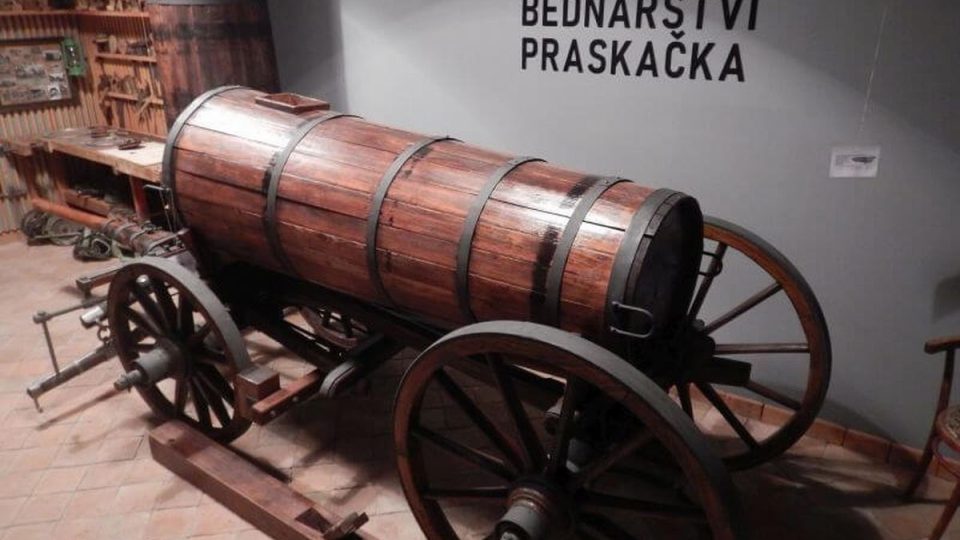 Muzeum bednářství Jaroslava Tománka najdete v obci Praskačka u Hradce Králové