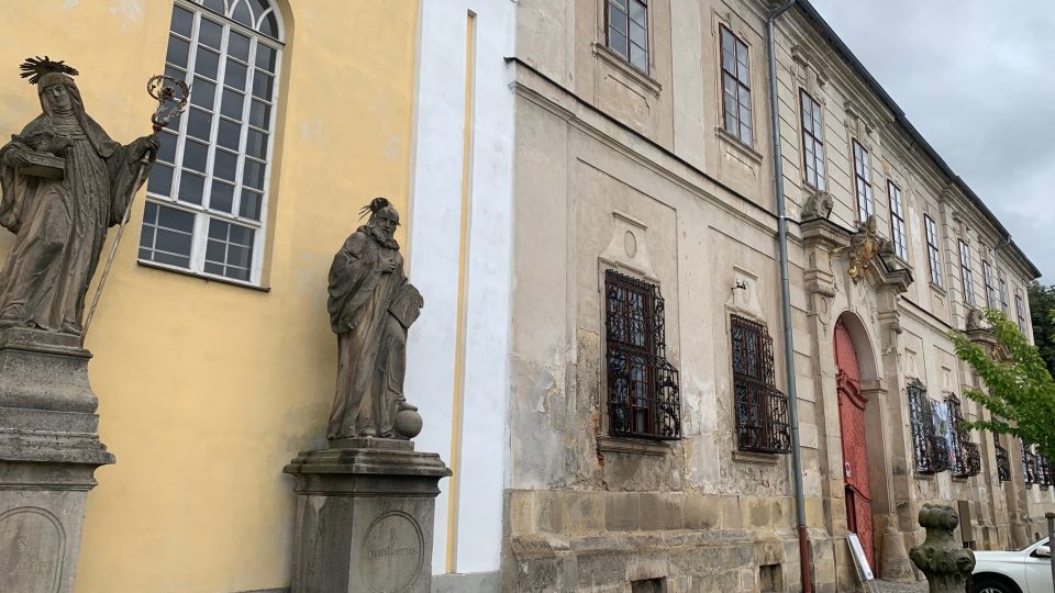 V benediktinském klášteře v Polici nad Metují na Náchodsku začaly opravy odvodňovacích štol
