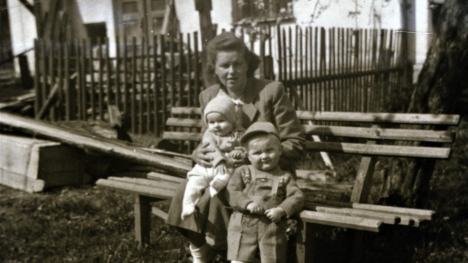 Josef Kordík (vpředu) s maminkou a s bratrem