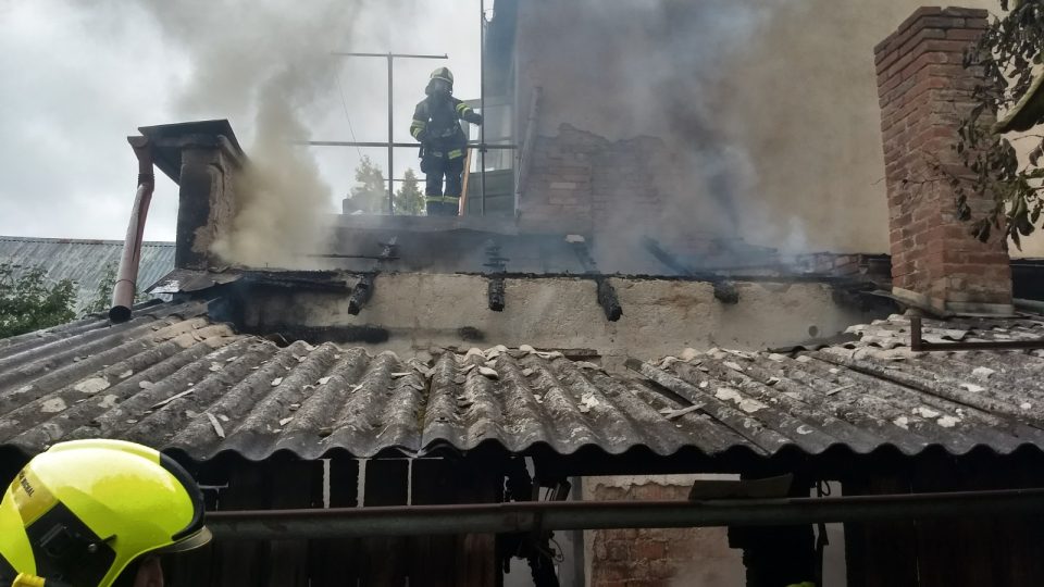 Pět jednotek hasičů zasahovalo ve čtvrtek dopoledne u požáru rodinného domu v Očelicích na Rychnovsku
