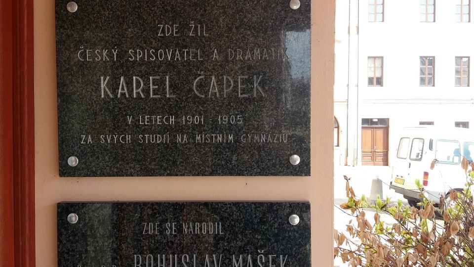 Pamětní deska na domě, kde v Hradci Králové bydlel Karel Čapek