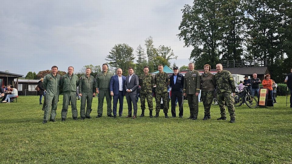 Modré nebe - Armáda ČR představila na letišti ve Vysokově své speciální vybavení a pozemní i leteckou techniku