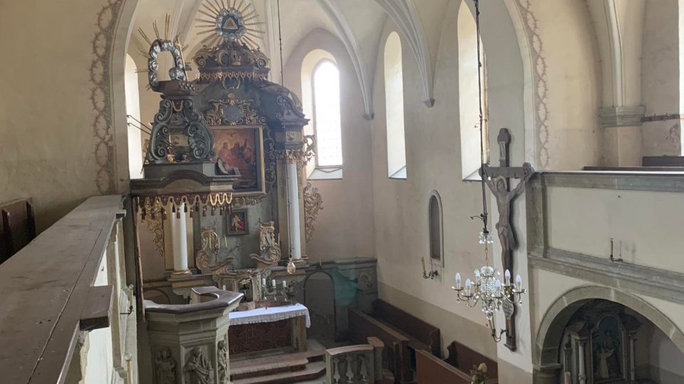 Kostel Nejsvětější Trojice ze 14. století ve Zdoňově na Broumovsku zachraňují mladí manželé