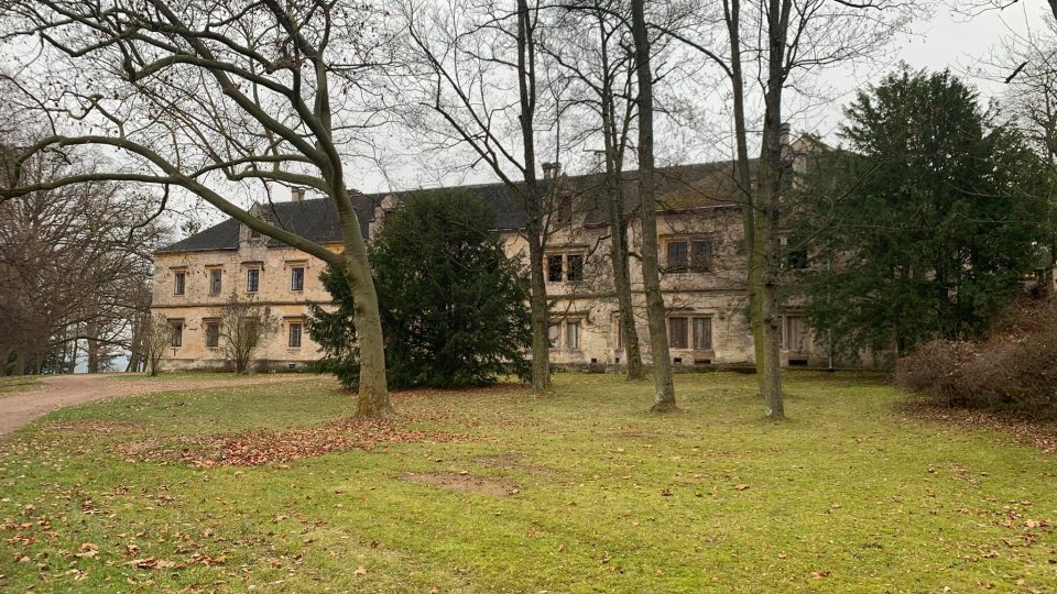 Unikátní jízdárna na zámku Hrádek u Nechanic je v havarijním stavu
