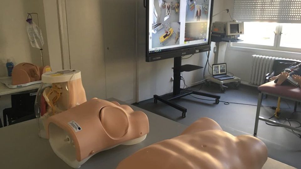 Lékařská fakulta v Hradci Králové má nové simulační centrum