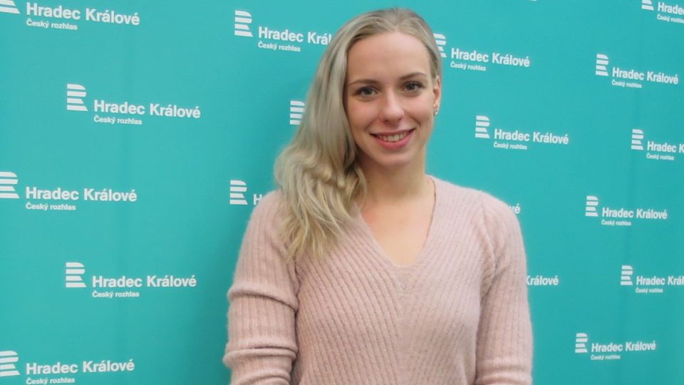 Martina Elhenická ve studiu Českého rozhlasu Hradec Králové