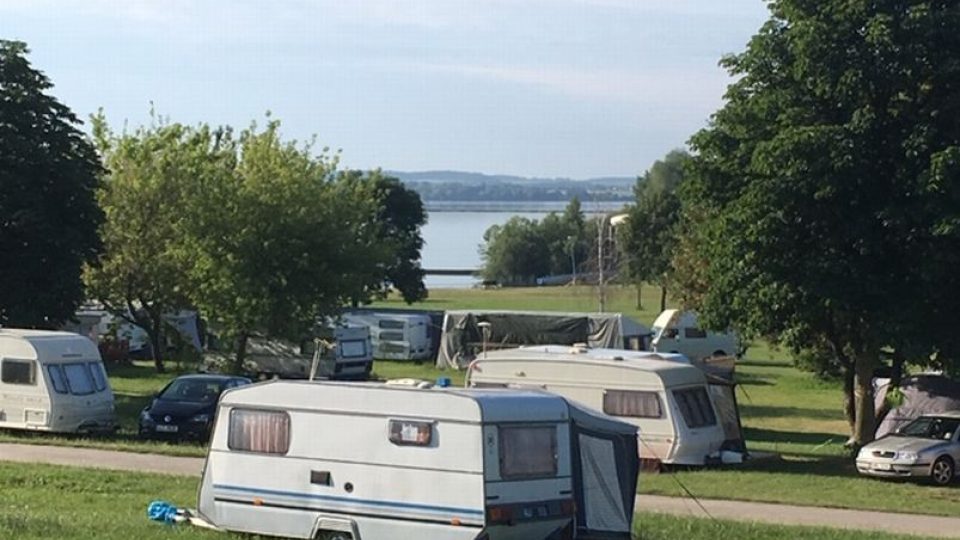 K vodě se mohou vydat i kapsáři. Nehlídané věci na dekách jsou pro ně lákadlem