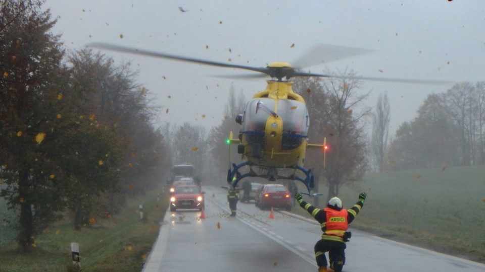 Vrtulník přiletěl pro řidiče zraněného při dopravní nehodě u Rybné nad Zdobnicí na Rychnovsku