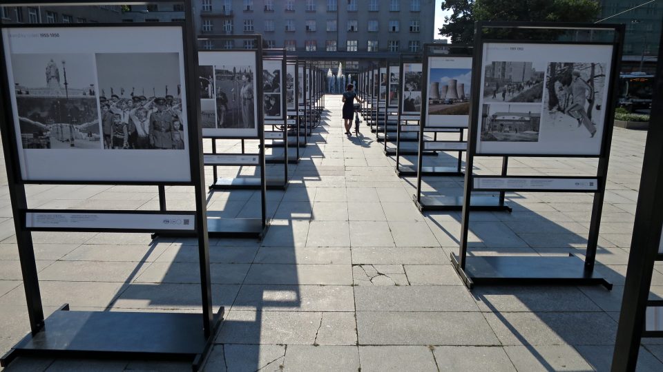 Výstava okamžiky 100letí na Ulrichově náměstí v Hradci Králové