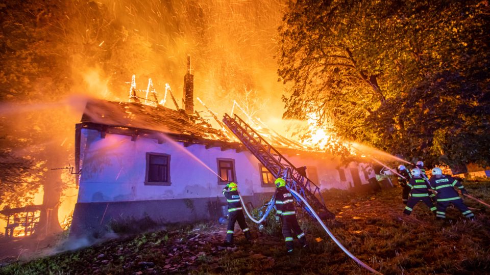 Požár pily v Rokytnici v Orlických horách způsobil podle předběžného odhadu milionové škody