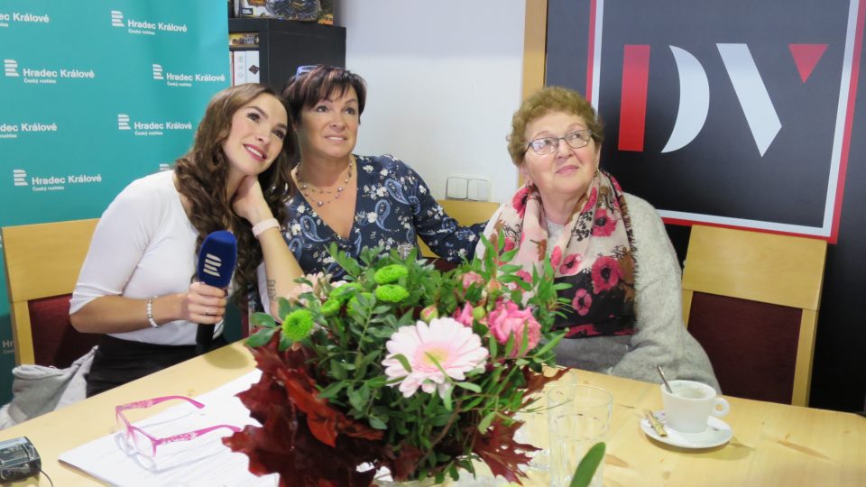 Zpěvačka Kamila Nývltová se svou maminkou a babičkou v rozhlasové kavárně