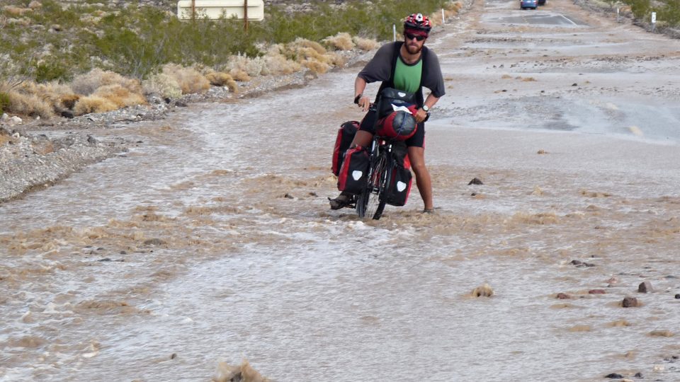 Brodění po bleskové povodni v Údolí smrti