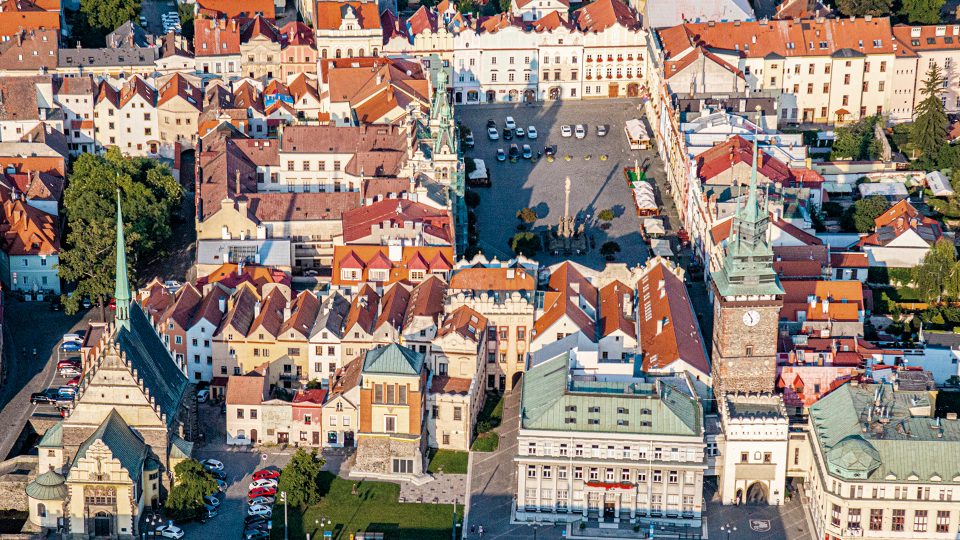Měšťanské domy na malebném Pernštýnském náměstí v Pardubicích a v přilehlých uličkách nesou stopy honosné pozdně gotické výstavby z počátku 16. století