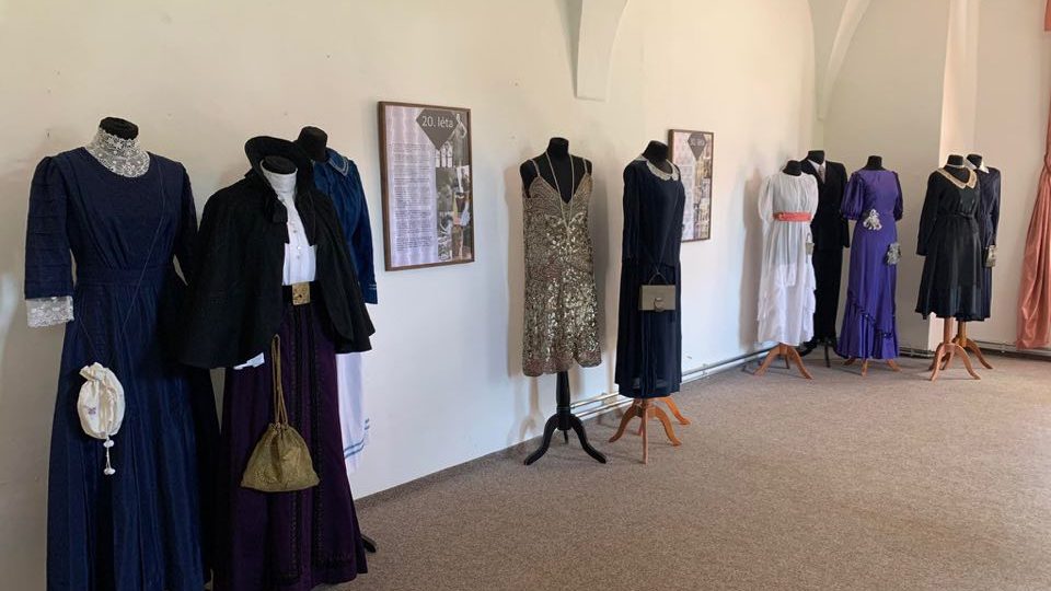 Na zámku v Adršpachu spatříte historické oděvy z minulého století i unikátní módní doplňky