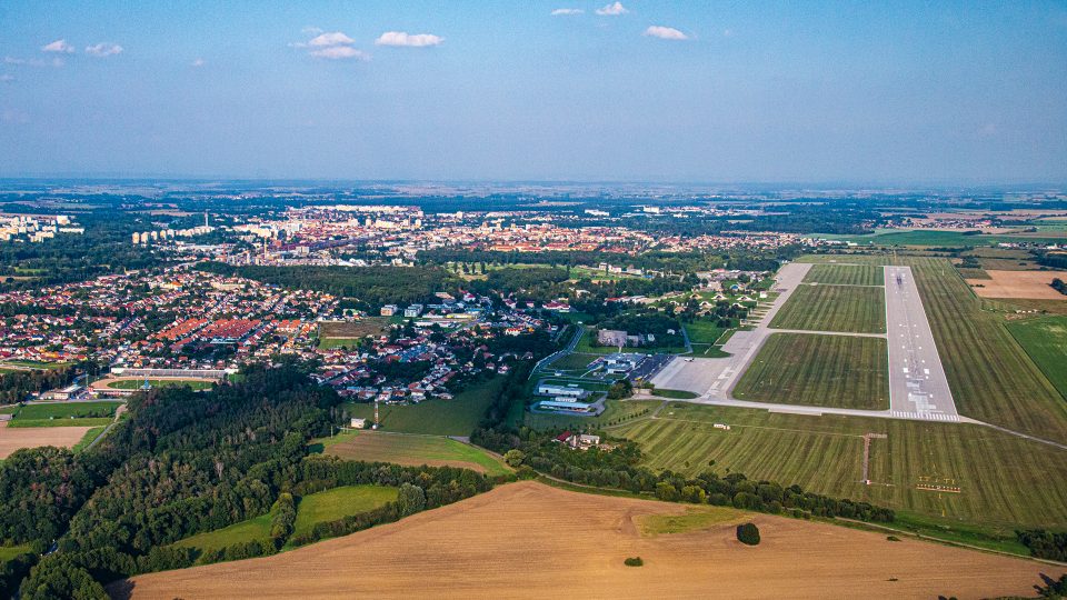 Letiště Pardubice je vojenské letiště se statusem veřejného mezinárodního letiště. Nachází se na jihozápadním okraji města