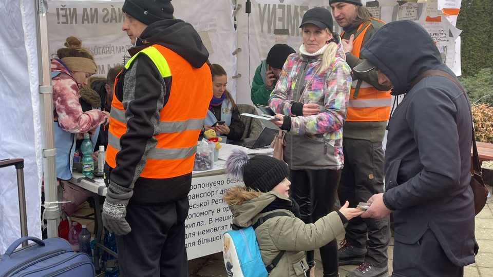 Na slovensko-ukrajinskou hranici neustále přichází lidé prchající před válkou