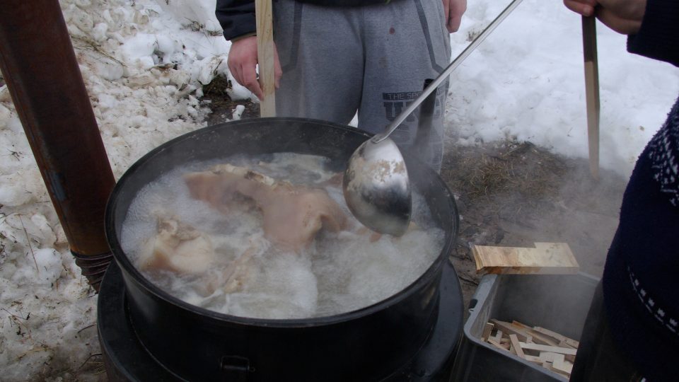 Vývar z ovaru v kotli se mj. použije při přípravě polévky, maso na prejt, potažmo jitrnice a tlačenku