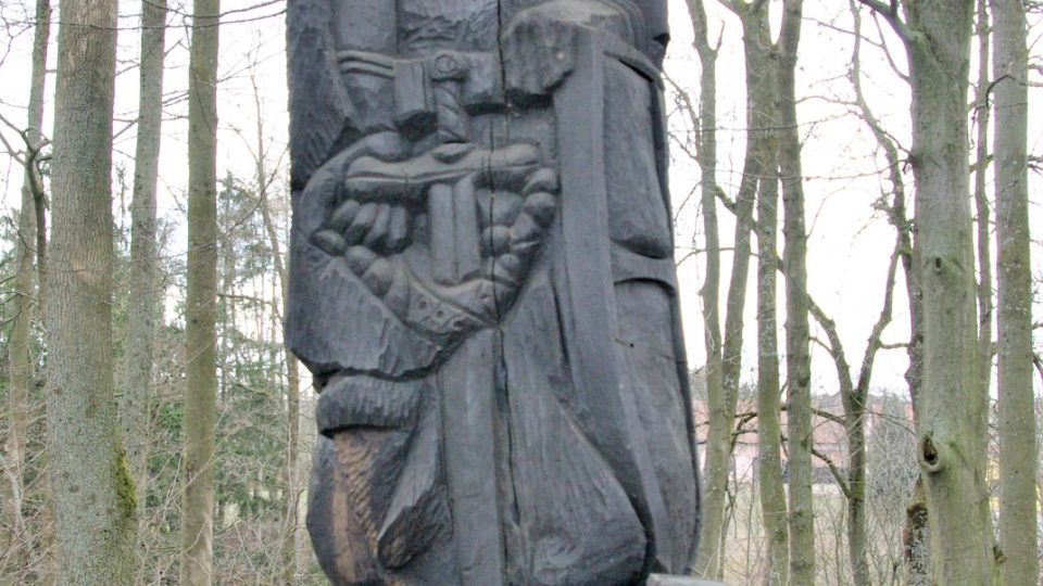 Hrad Skuhrov údajně založil Mutina Skuhrovský z rodu Drslaviců. Dřevěná skulptura Mutiny vznikla při festivalu Dřevořezání  
