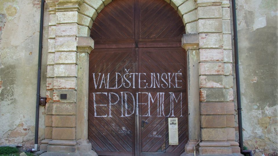 Vrata Čestného dvora u Valdštejnské lodžie zůstávají pro veřejnost uzavřena