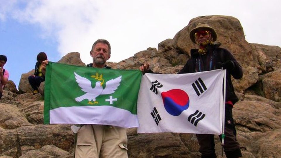 Národní park Seoraksan (místní průvodce drží jihokorejskou vlajku), stát Jižní Korea