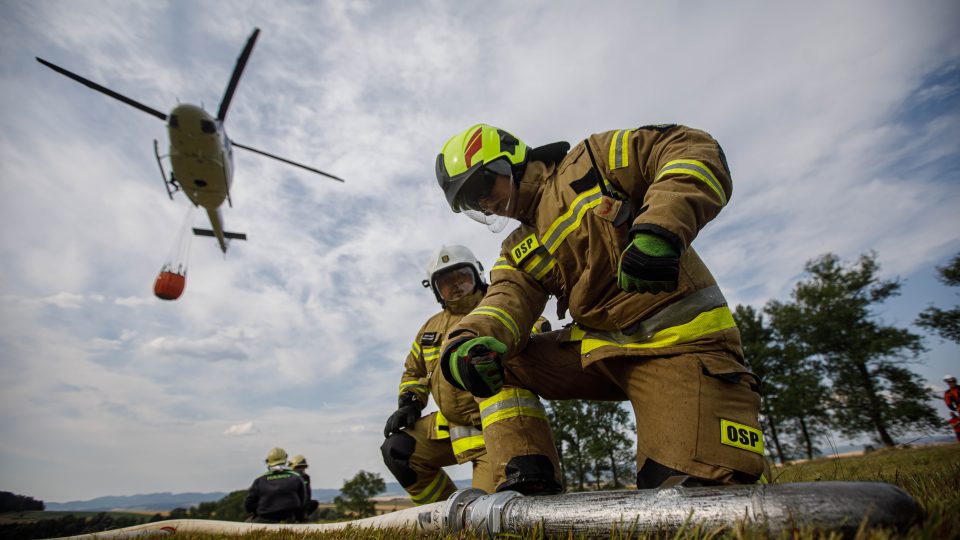 U Božanova na Broumovsku zasahovalo u lesního požáru devět jednotek českých a polských hasičů, pomohl i vrtulník