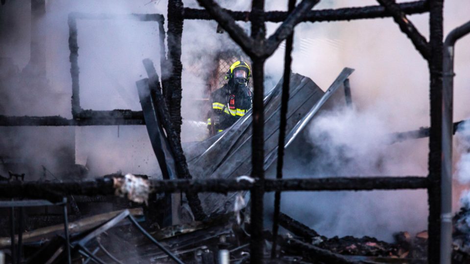 Plameny zničily dřevěnou restauraci v Jaroměři