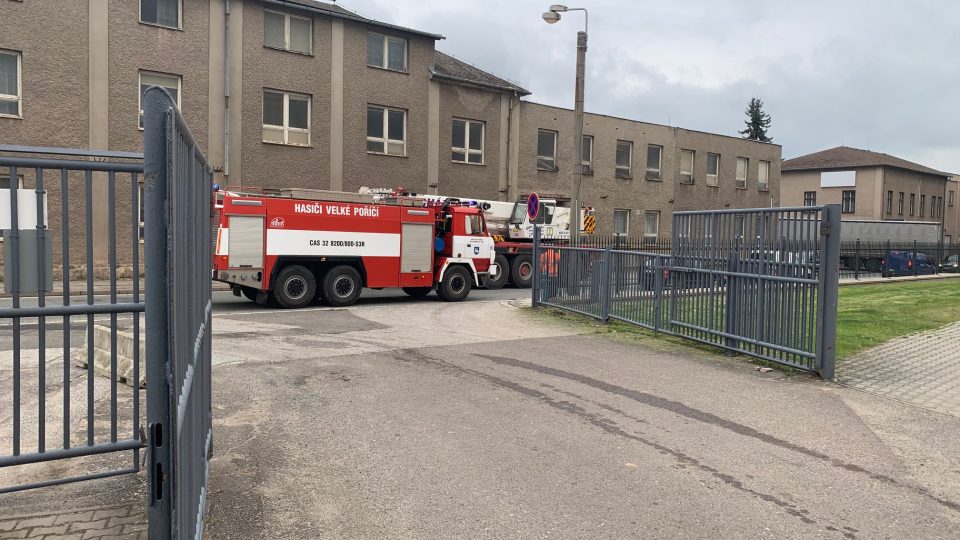 Zhruba stovce hasičů z celého Náchodska se podařilo dostat pod kontrolu požár v areálu firmy Hauk v Polici nad Metují