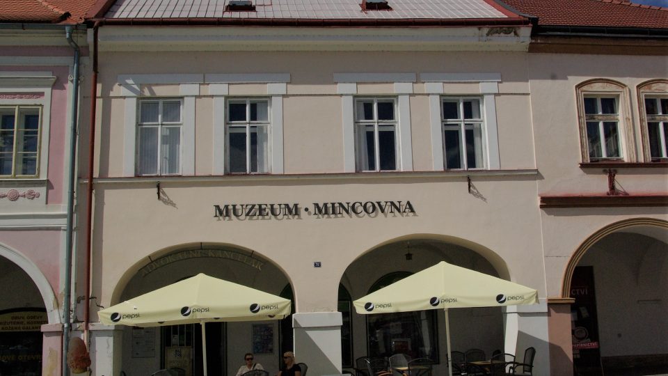 Valdštejnovo muzeum a mincovna mají své místo přímo na Valdštejnově náměstí v Jičíně