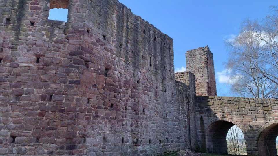 Hrad Pecka se pilně připravuje na nadcházející turistickou sezónu