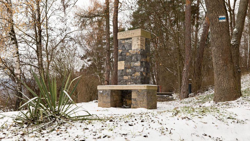 Šestým zastavením je Lenost. Této neřesti lze snadno čelit přímo na místě pokračováním v chůzi po modré turistické trase, která vede do mírného kopce | foto: Zdeněk Truhlář, Český rozhlas Šestým zastavením je Lenost. Této neřesti lze snadno čelit přímo na místě pokračováním v chůzi po modré turistické trase, která vede do mírného kopce