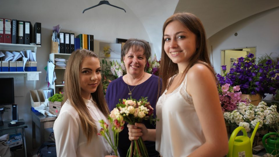 Studentky Barbora a Anička vázaly kytici pro slovenskou prezidentku Zuzanu Čaputovou. Tady jsou s paní učitelkou Evou Soudkovou