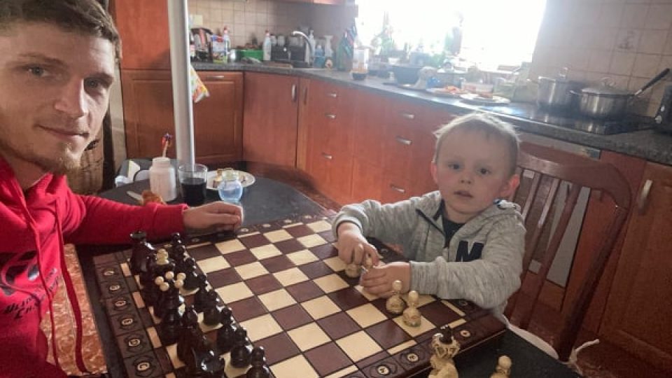 David Dvořák si rád zahraje šachy se svým synovcem