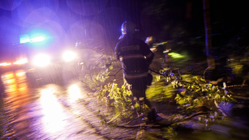 Rušnou noc kvůli bouřce měli v Královéhradeckém kraji hasiči
