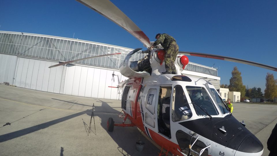 „Když to takříkajíc houknou tak vyběhne celá letová osádka. Technici otevírají vrata, tlačí vrtulník za pomoci všech, co jsou v práci,“ vypráví kapitán vrtulníku Peter Smik
