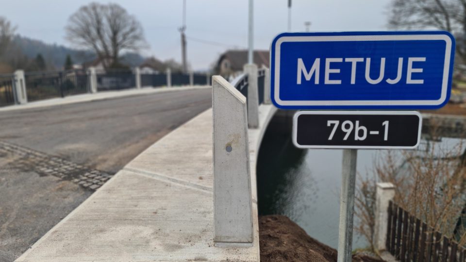 Stavba nového mostu přes řeku Metuji v Náchodě-Bělovsi je dokončena