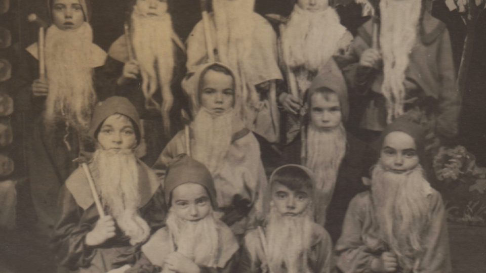 Trpaslíci, školní divadlo ZŠ Libáň, kolem roku 1952.  Bohumír Procházka v poslední řadě uprostřed