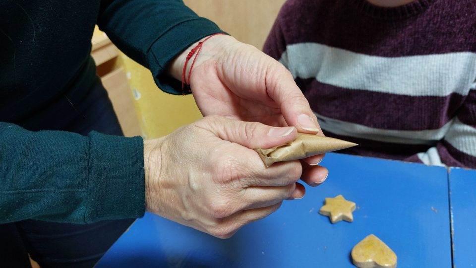 Pavlína Křivanová maluje perníčky pomocí papírového kornoutku