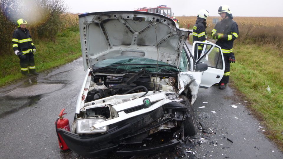 Dopravní nehoda dvou osobních vozidel, která se střetla na silnici mezi obcemi Librantice a Libníkovice