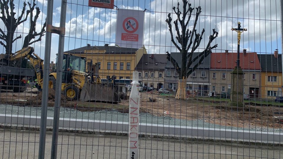 Oprava náměstí v České Skalici pokračuje i přes drobné problémy podle harmonogramu