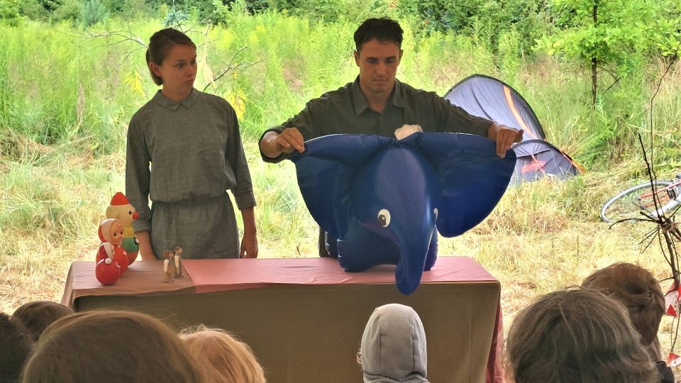 Hodina modrých slonů, představení studia Damúza na Jinčím činu