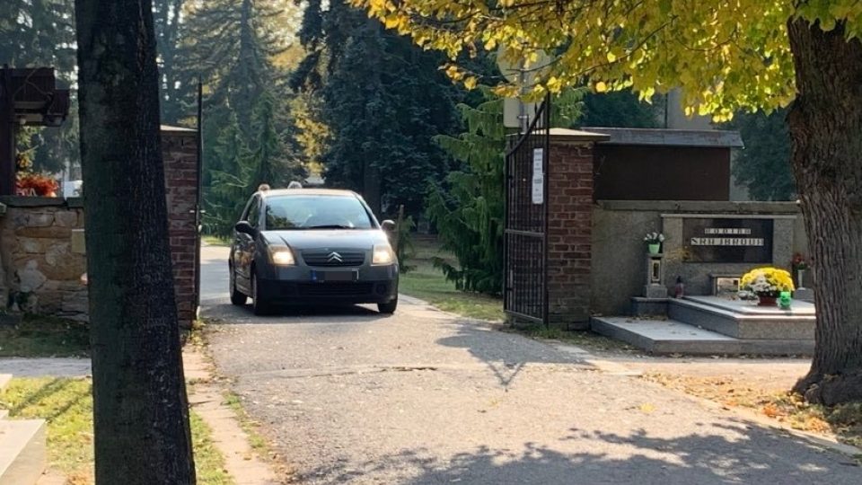 Návštěvníky největšího z hradeckých hřbitovů ohrožují řidiči aut, kteří do areálu vjíždí bez povolení