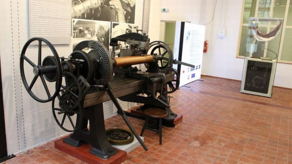 Expozice textilního tisku v místním muzeu 