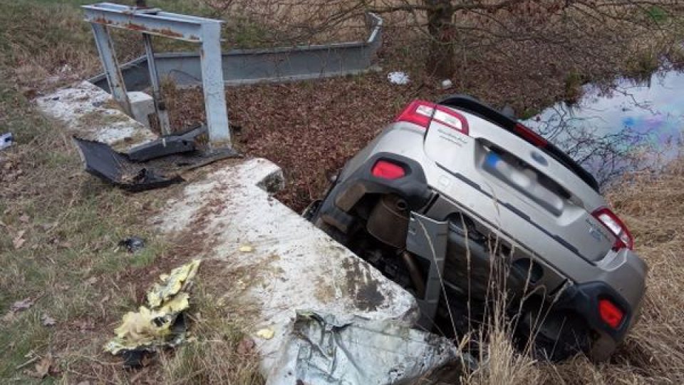 Mezi Pardubicemi a Hradcem Králové havarovalo vozidlo a skončilo v potoce