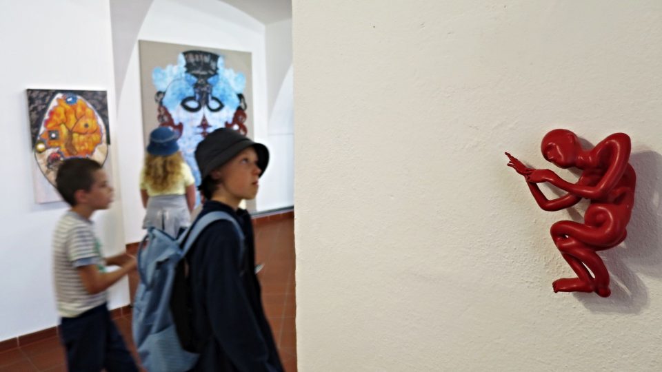 V broumovském klášteře díky moderním technologiím doslova ožívají obrazy Radky Bodzewicz