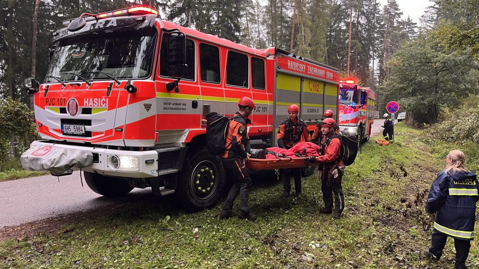 V Prachovských skalách bylo rušno. Záchranáři trénovali ošetření skupiny lidí, kteří spadli z útesu